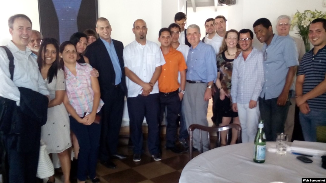 Daniel Sepúlveda junto a blogueros cubanos La Habana.