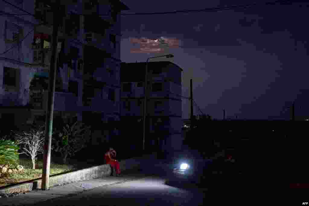 Un residente del barrio Naranjal Norte se sienta en la calle durante un corte de energía nocturno de 6 horas en la provincia de Matanzas, Cuba, el 22 de mayo de 2024.