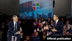 El Presidente Barack Obama conversa con el periodista de Univisión Jorge Ramos, (izq.) en Bell Multicultural High School de Washington, D.C. en 2011. Official White House Photo by Pete Souza