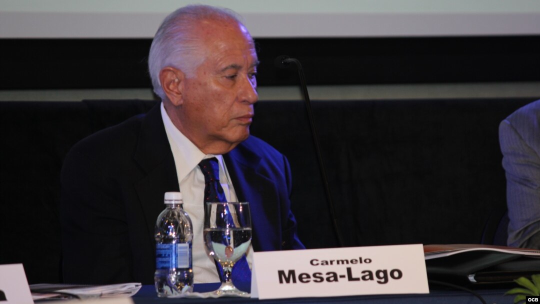 Mesa Lago en FIU