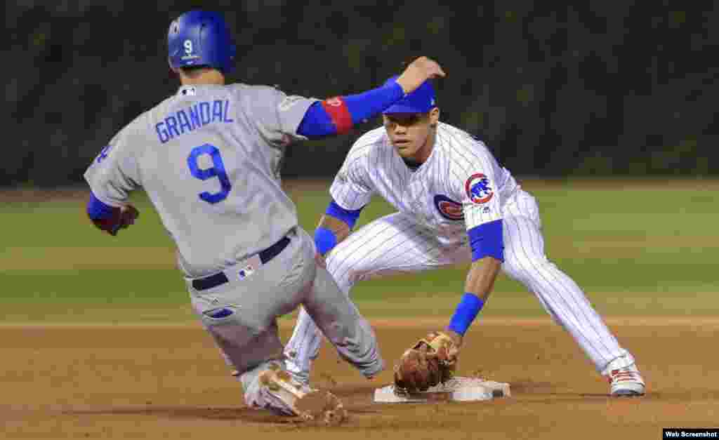 El habanero Grandal conectó para .247 en la temporada regular 2017, y ha jugado muy poco en la postemporada 2017 en la que ha conectado 4 imparables en 44 turnos, con 1 jonrón, 5 carreras impulsadas y 1 anotada. Jugó con los Padres de San Diego de 2012 a 2014, y con los Dodgers desde 2015 hasta la fecha. &nbsp;