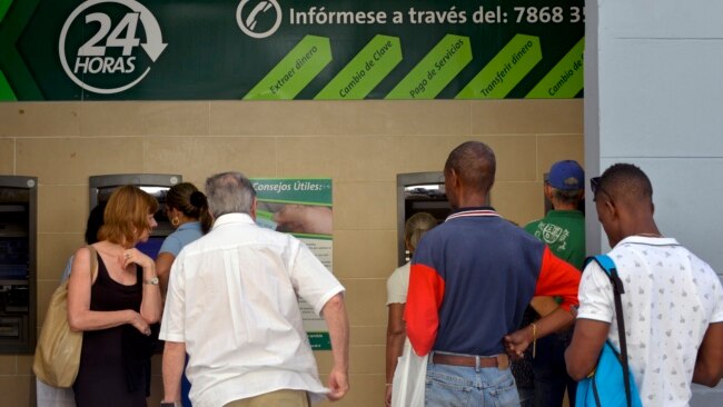 "Estas medidas meten miedo", cubanos reaccionan al anuncio de la bancarización