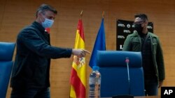 El opositor venezolano Leopoldo López (izq) y el activista cubano Yunior García Aguilera, durante el encuentro en Madrid. (AP/Paul White)