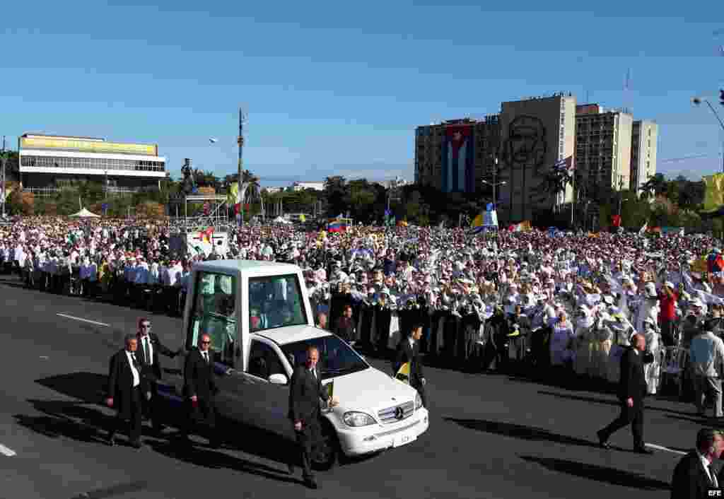 El Papa Benedicto XVI arriba en el papamóvil, el 28 de marzo de 2012, a la Plaza de la Revolución José Martí.