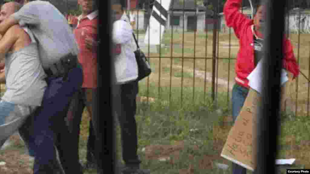 Integrantes de la Coalici&oacute;n Central Opositora participaron en una acci&oacute;n c&iacute;vica el pasado 3 de diciembre&nbsp; en Sagua La Grande. En la foto un polic&iacute;a detiene a Jorge V&aacute;zquez y un agente de la seguridad del estado detiene el opositor Jos&eacute; Lino Asencio (con pullover rojo y pantal&oacute;n carmelita)