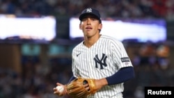 El campocorto de los Yankees de Nueva York, George Lombard Jr. (96) en un juego  contra los Cardenales de San Luis en el Yankee Stadium. Vincent Carchietta-Imagn Images