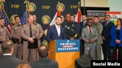 El Fiscal general de Florida en conferencia de prensa.