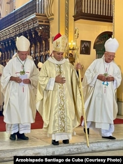 Monseñor Osmany Massó Cuesta, durante la ceremonia eucarística en la Catedral de Santiago de Cuba.