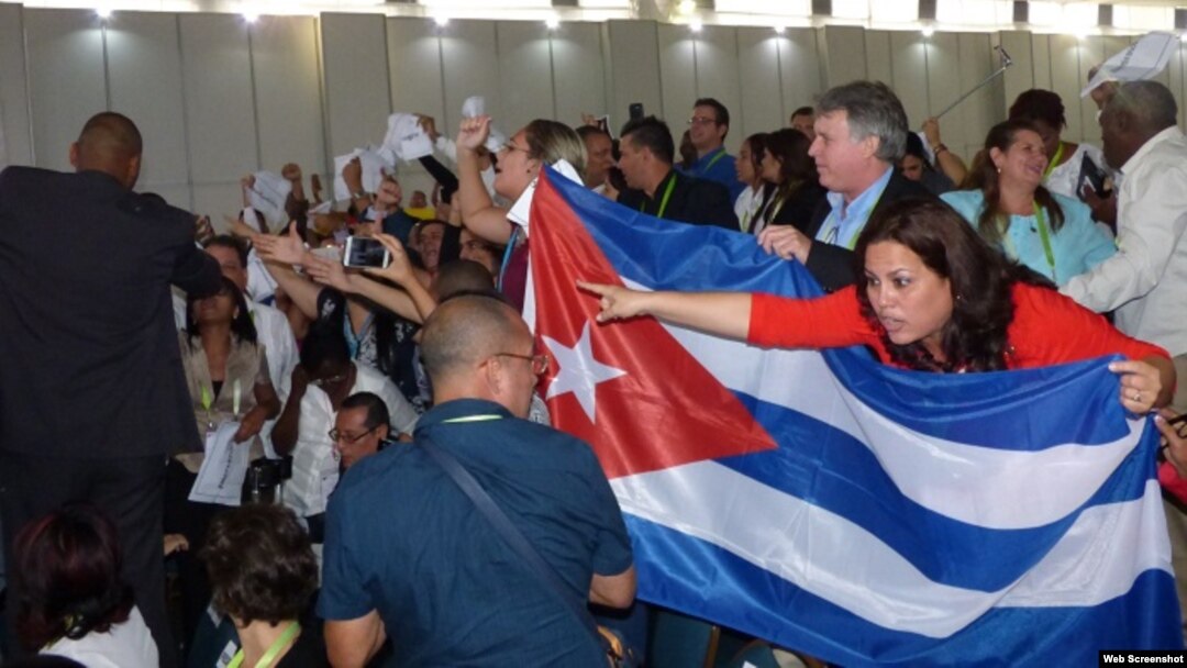Delegación oficialista cubana interrumpe a gritos foro de la sociedad civil en Cumbre de Lima. (Foto: Cubanet)
