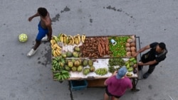 Un puesto de frutas y verduras en una calle de La Habana, el 18 de agosto de 2026.