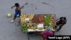 Un puesto de frutas y verduras en una calle de La Habana, el 18 de agosto de 2026.