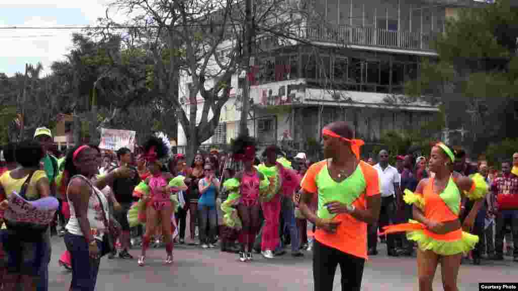 Bailarines utilizados en una conga para repudiar a damas de blanco y activistas de #TodosMarchamos.