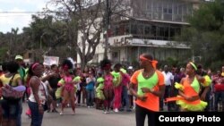 Bailarines utilizados en una conga para repudiar a damas de blanco y activistas de #TodosMarchamos.
