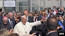 El Papa saluda a sus seguidores a su llegada a la prisión de Castrovillari en Calabria, Italia.