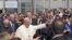 El Papa saluda a sus seguidores a su llegada a la prisión de Castrovillari en Calabria, Italia.
