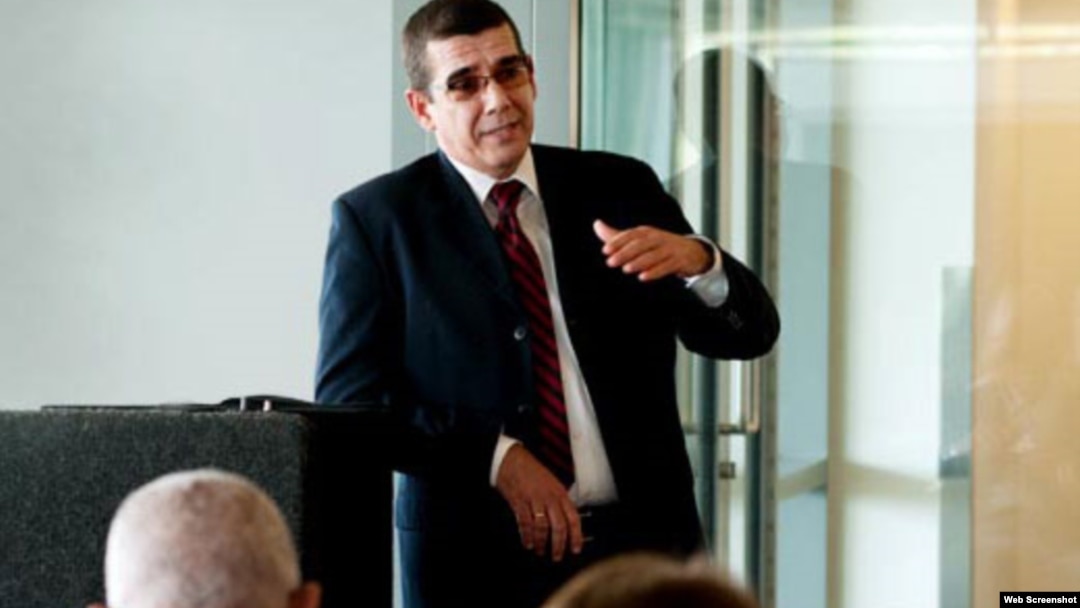 Jefe de la Sección de Intereses de Cuba, José Ramón Cabañas, en la Universidad de Tulane, Nueva Orleans.