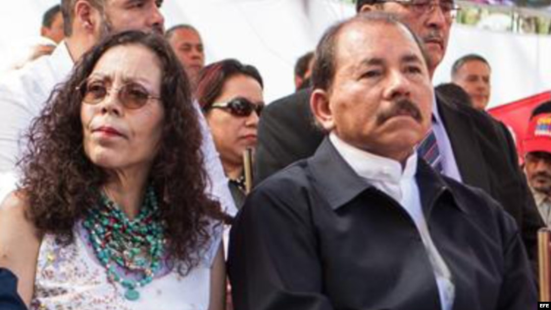 Rosario y Daniel Ortega (Nicaragua) en un acto en Caracas de apoyo al chavismo.