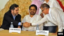 El representante de Cuba, Rodolfo Benítez (i), saluda al integrante de las FARC Rodrigo Granda (d), alias Ricardo Téllez