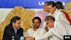 El representante de Cuba, Rodolfo Benítez (i), saluda al integrante de las Fuerzas Armadas Revolucionarias de Colombia (FARC) Rodrigo Granda (d), alias Ricardo Téllez, junto al segundo jefe de las FARC, Luciano Marín. Archivo.