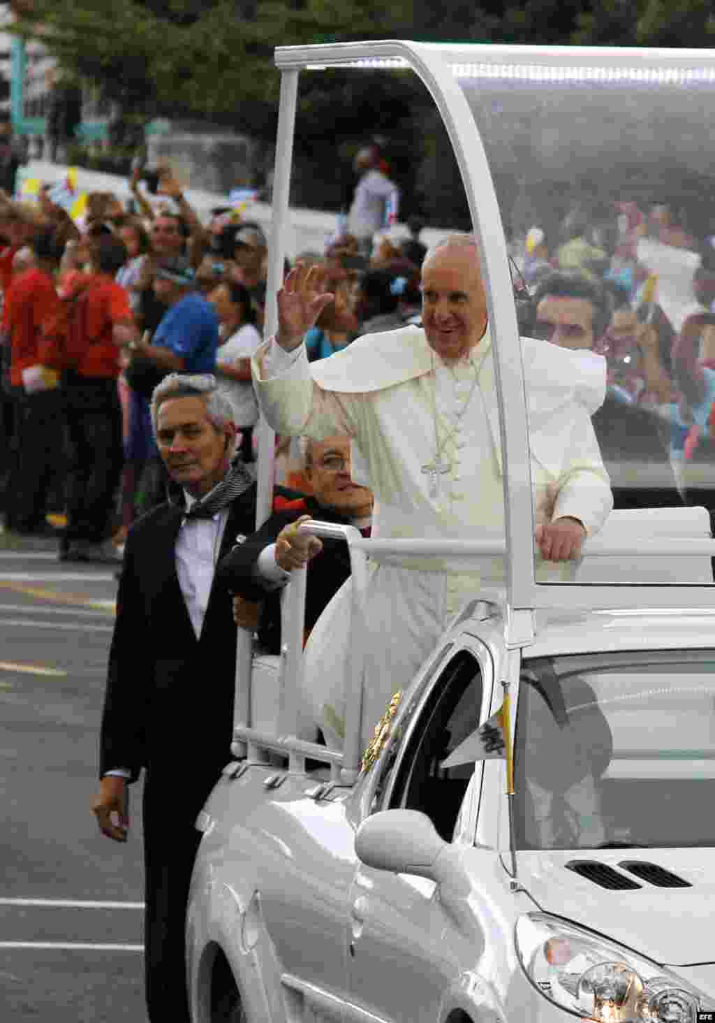 El papa Francisco saluda a los cubanos desde su papamóvil a su paso por las calles de La Habana.