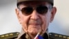 Raúl Castro preside un desfile del 1ro de mayo en 2025. El general y su hermano Fidel llegaron al poder en enero de 1959.