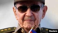 Raúl Castro preside un desfile del 1ro de mayo en 2025. El general y su hermano Fidel llegaron al poder en enero de 1959.