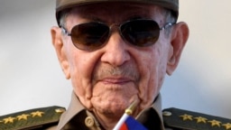 Raúl Castro preside un desfile del 1ro de mayo en 2025. El general y su hermano Fidel llegaron al poder en enero de 1959.