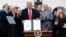 Donald Trump muestra el acuerdo firmado con México y Canada. SAUL LOEB / AFP