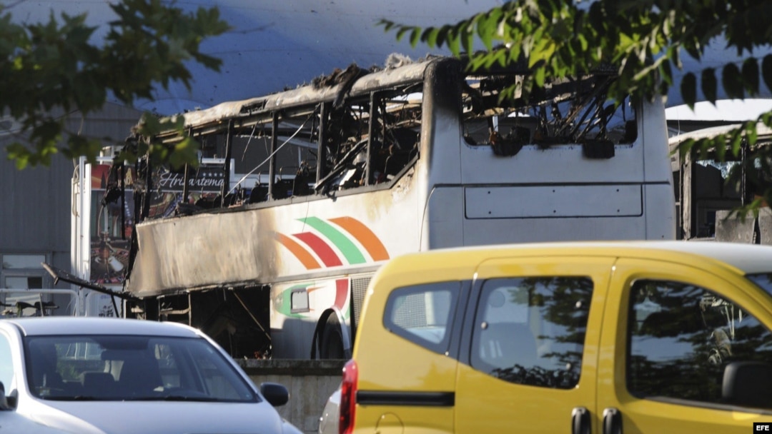 BUR02 BURGAS (BULGARIA), 18/07/2011.- Imagen del autocar que ha explotado en el aparcamiento del aeropuerto de Burgas, al este de Bulgaria, el día 18 de julio de 2012. El autocar trasladaba turistas israelíes y la explosión ha causado entre tres y cinco m