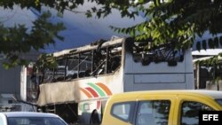 BUR02 BURGAS (BULGARIA), 18/07/2011.- Imagen del autocar que ha explotado en el aparcamiento del aeropuerto de Burgas, al este de Bulgaria, el día 18 de julio de 2012. El autocar trasladaba turistas israelíes y la explosión ha causado entre tres y cinco m