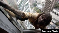 Alain Robert, escalando una de las torres gemelas Petronas de Kuala Lumpur, Malasia