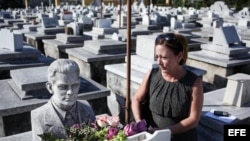 Patricia Gutiérrez, hija de Eloy Gutiérrez Menoyo, fallecido el viernes, permanece junto al panteón familiar hoy, domingo 28 de octubre de 2012, en el Cementerio Colón de La Habana.