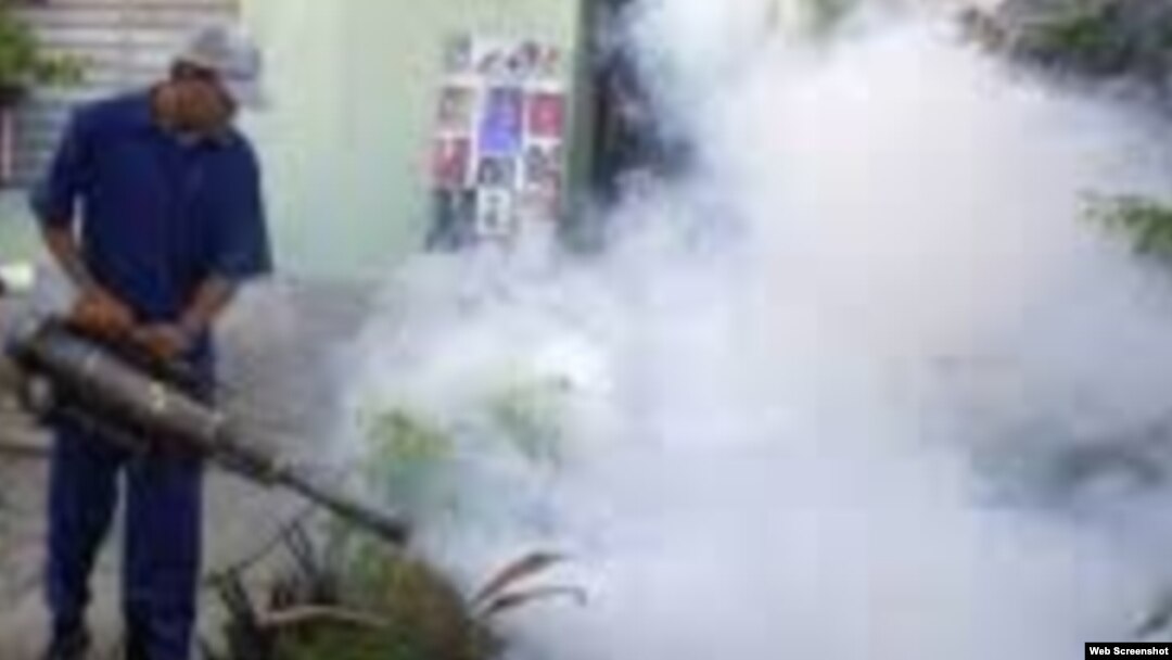 Fumigación contra Aedes dengue en Cuba.
