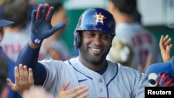 El bateador designado de los Astros, Yordan Álvarez, celebra su grand slam este viernes ante los Reales de Kansas City.