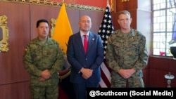 El general Donovan (der.) se reunió en Ecuador, con el ministro de Defensa de ese país, Gian Carlo Loffredo, y el jefe de Defensa, el general Henry Delgado Salvador.