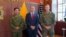 El general Donovan (der.) se reunió en Ecuador, con el ministro de Defensa de ese país, Gian Carlo Loffredo, y el jefe de Defensa, el general Henry Delgado Salvador.
