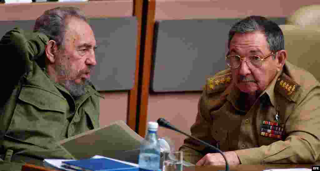 Los hermanos Fidely Raúl Castro durante una reunión.