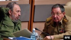 Archivo, los hermanos Fidel (izda) y Raúl Castro (dcha).