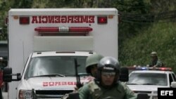 Foto de archivo. Policías custodian una ambulancia a la entrada de una cárcel en Venezuela.