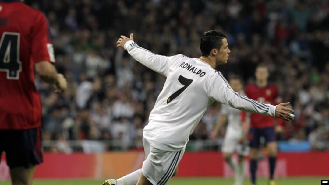 El delantero portugués del Real Madrid Cristiano Ronaldo celebra tras marcar ante Osasuna, durante el partido de Liga en Primera División que se disputó esta tarde en el estadio Santiago Bernabéu, en Madrid.