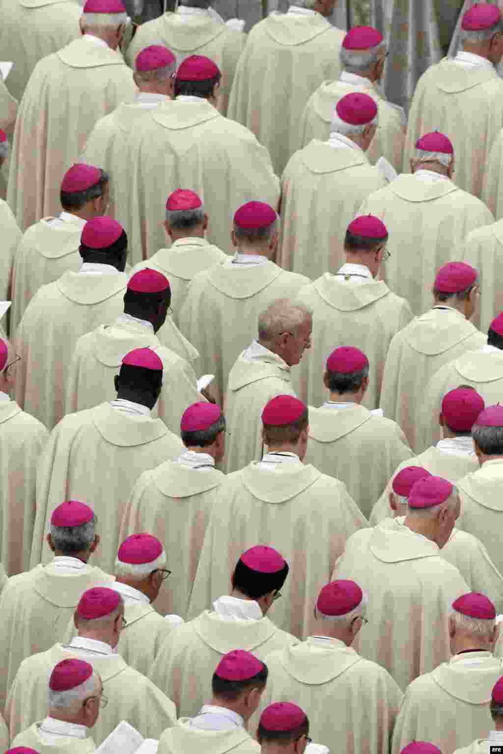 Un grupo de obispos, durante la ceremonia de canonización que se celebra hoy en la Plaza de San Pedro de los dos papas más venerados del siglo XX, Juan Pablo II y Juan XXIII, al que asisten un millón de fieles, cerca de 150 cardenales, delegaciones de 92 