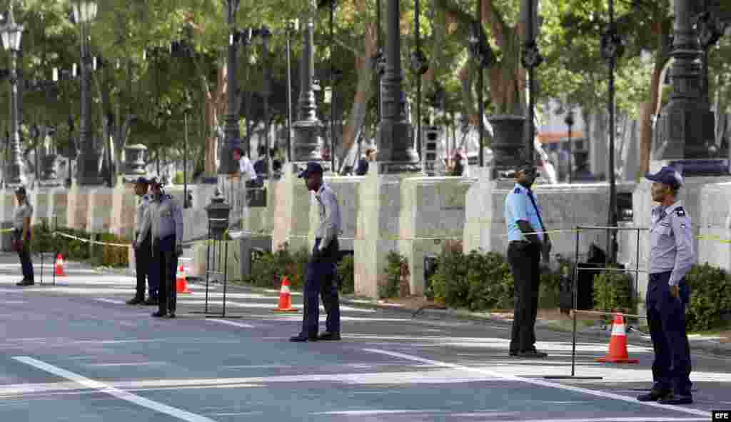 Policías cubanos custodian el lugar hoy, martes 3 de mayo de 2016, donde se realizará el desfile de la casa francesa de moda Chanel en La Habana&nbsp;