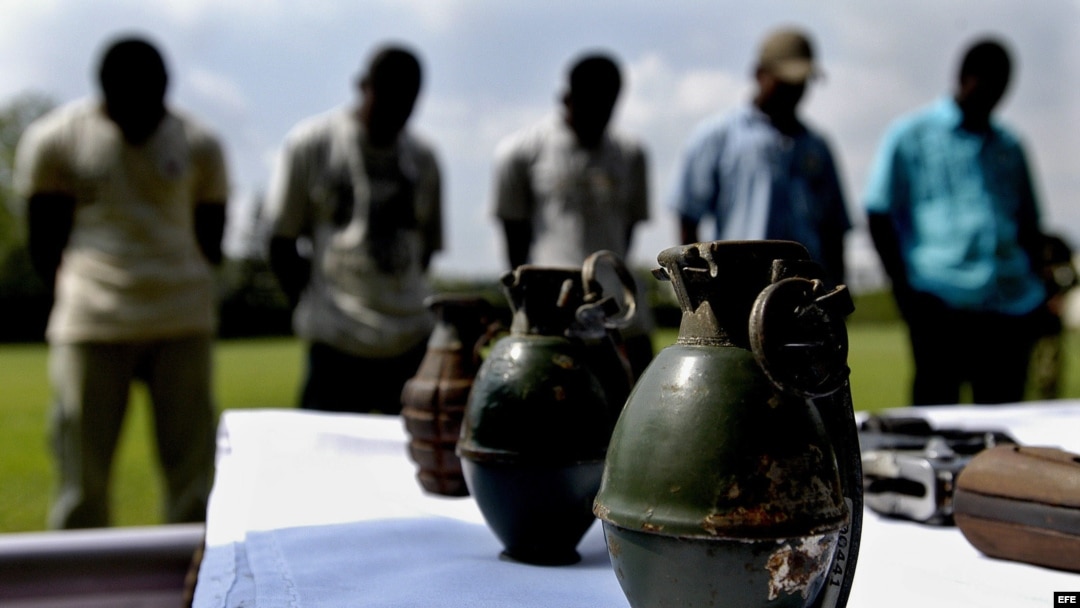 Cuatro guerrilleros de las Fuerzas Armadas Revolucionarias de Colombia (FARC) y dos del Ejército de Liberación Nacional (ELN), entregaron con sus armas en octubre de 2008. Foto Archivo