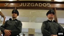 Gendarmes vigilan la entrada del tercer juzgado civil de Santiago. 