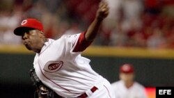 El jugador de los Rojos de Cincinnnati Aroldis Chapman en acción ante los Cerveceros de Milwaukee