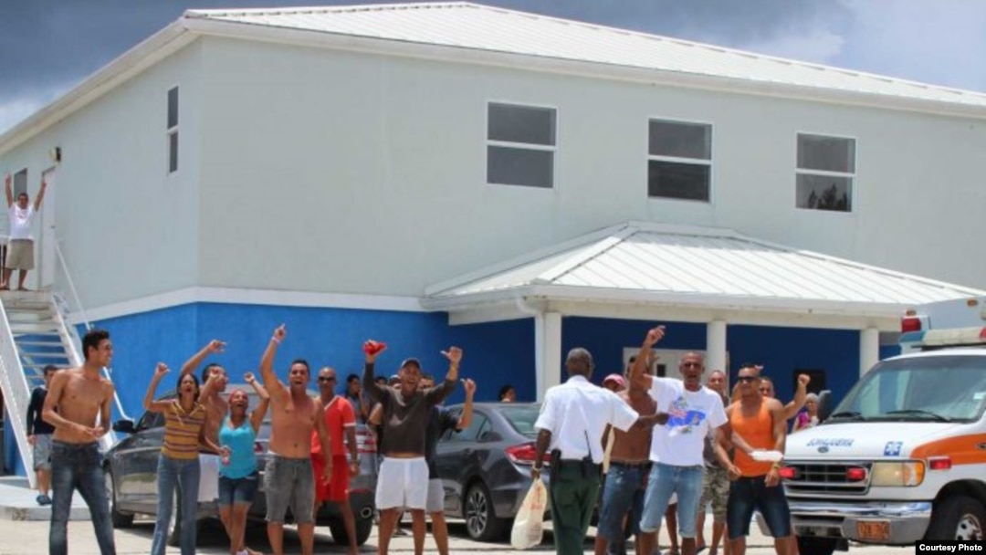Migrantes cubanos protestan en Islas Caimán.