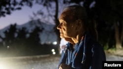 Imagen de Carmen Navas en una protesta para saber sobre el paradero de su hijo Víctor Quero Navas. (REUTERS)