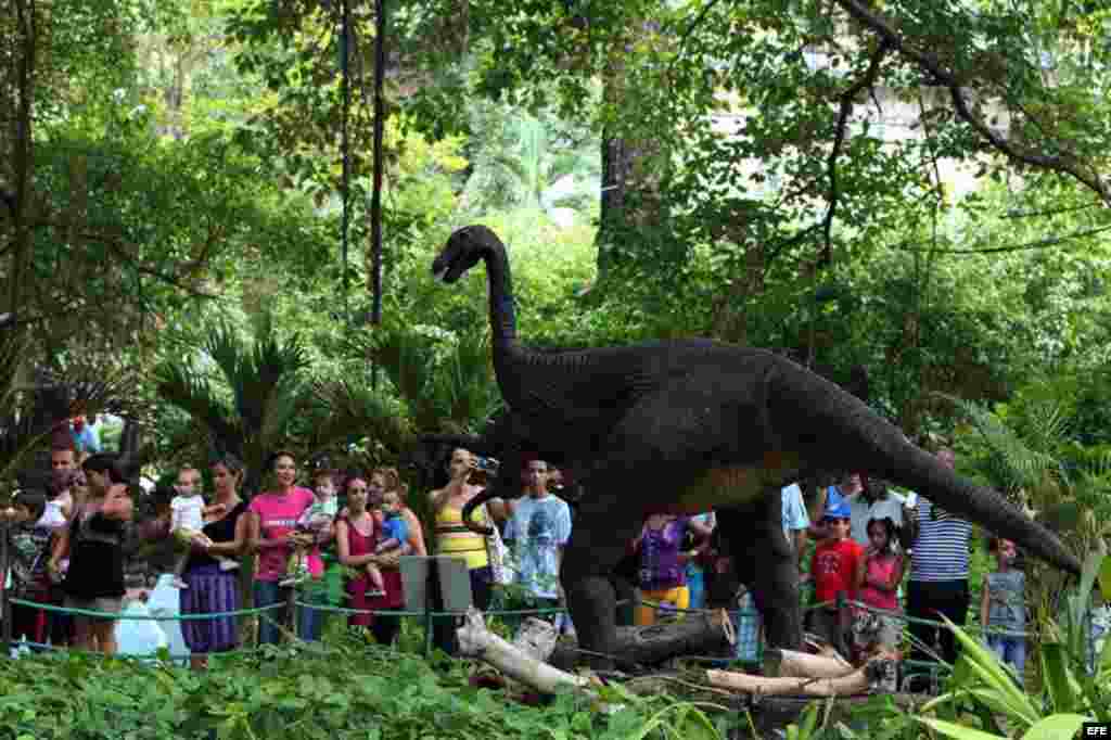 Tiene 34 piezas con movimientos mecánicos de ejemplares de dinosaurios como el ritosaurus, el sabinosaurio y el tiranosaurio rex.