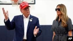 El expresidente Donald Trump, candidato presidencial republicano, junto a la exprimera dama Melania Trump después de votar el día de las elecciones en un centro recreativo en Palm Beach, Florida (Foto/Evan Vucci )