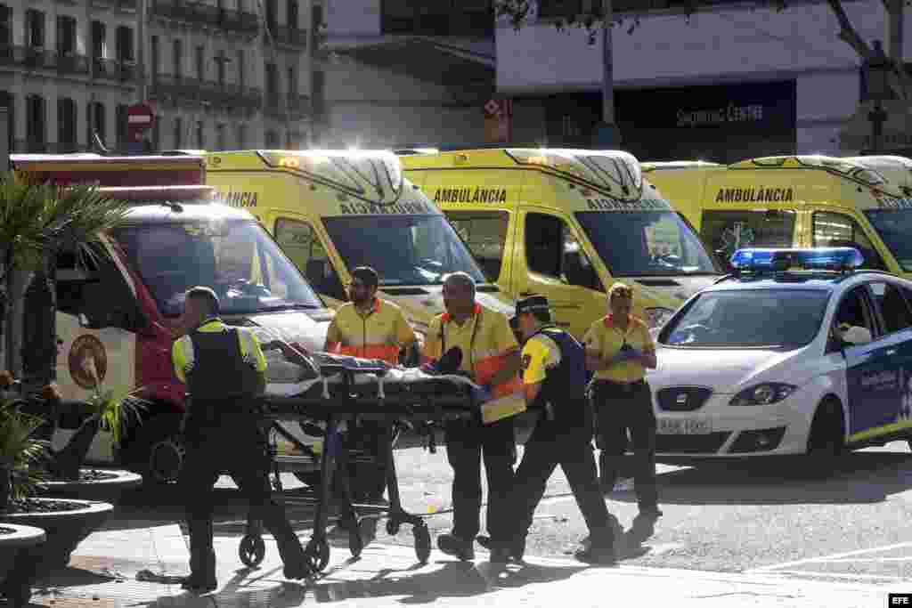 Traslado de uno de los afectados por el atentado ocurrido hoy en las Ramblas de Barcelona, un atropello masivo en el que una furgoneta ha arrollado a varios peatones que paseaban por la zona.